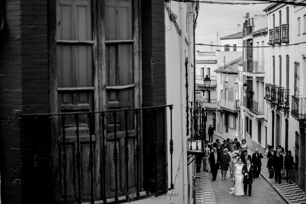 Como elegir el fotografo de tu boda en Jaén Novia caminando del brazo de su padre de camino a su boda en Jaén.