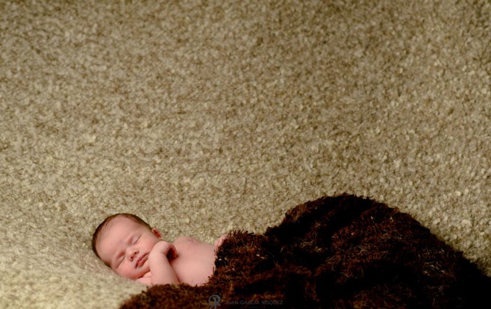 reportaje fotografico de estudio de bebe recien nacido