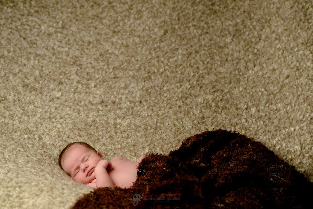 reportaje fotografico de estudio de bebe recien nacido