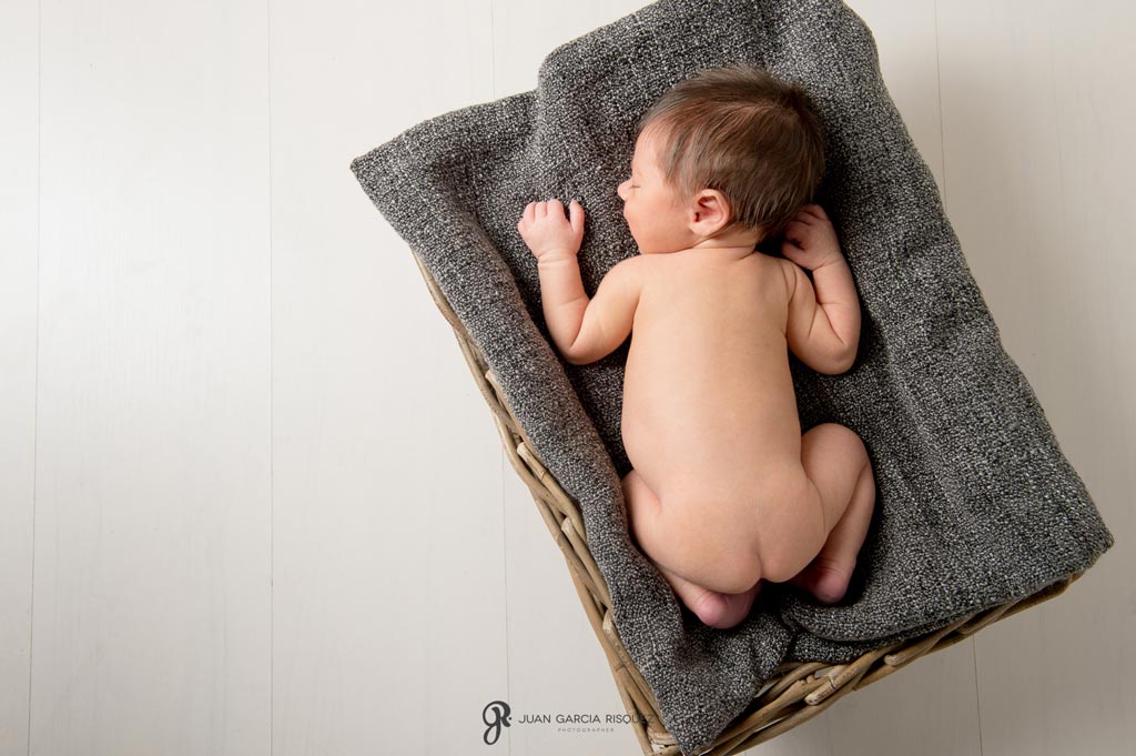 reportaje fotografico de bebe recien nacido dentro de la cuna