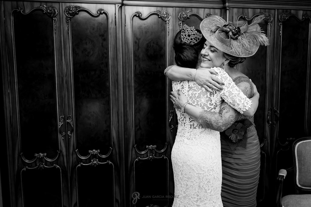 Foto de una madre abrazando a la novia antes de casarse