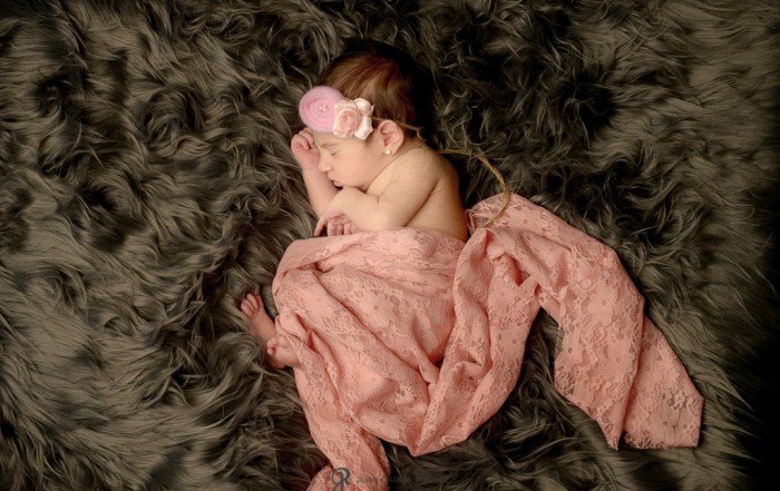 reportaje de fotos de niñas recién nacidas durmiendo con diademas