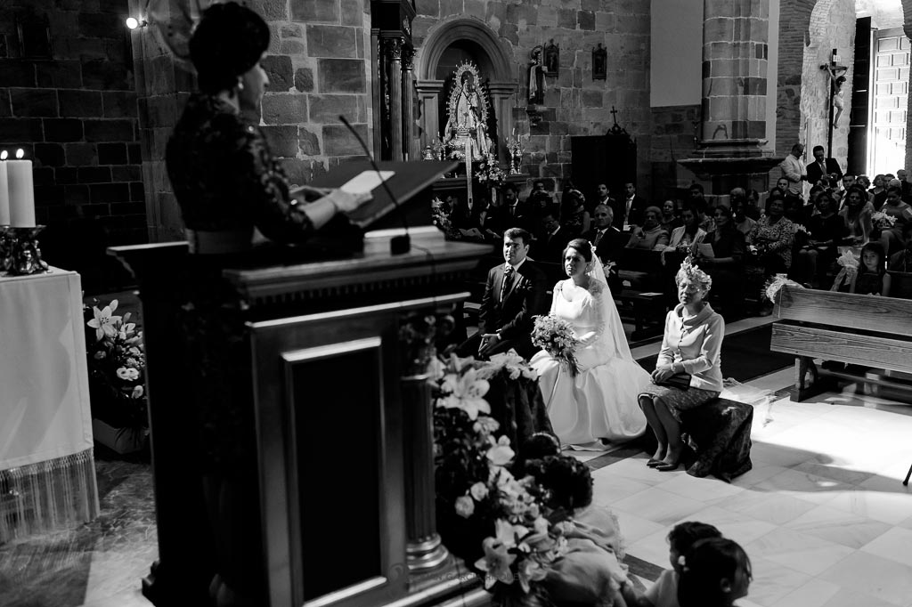 Novios casándose en la iglesia