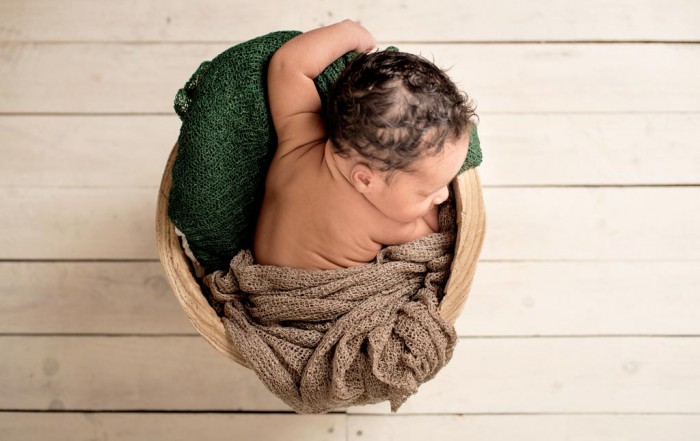 Fotos de un bebé durmiendo en su sesión de fotos recién nacido