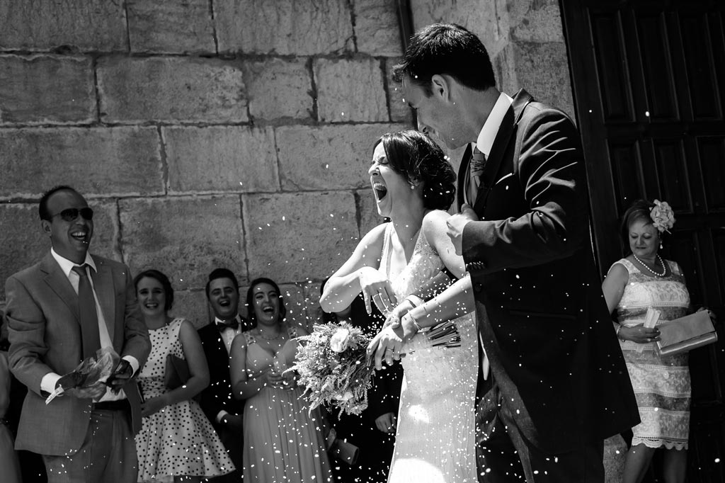 Fotografías diferentes de boda en Jaén mientras los novios salen de la iglesia