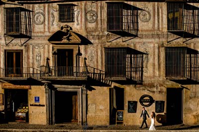 Novios paseando por el paseo de los tristes de Granada