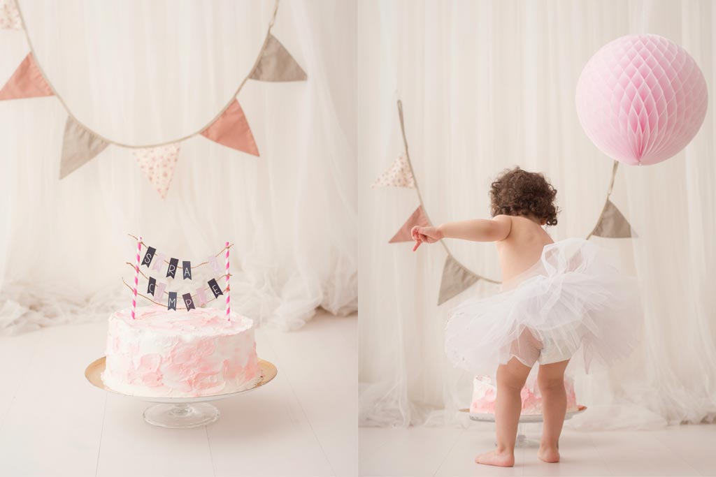 Bebé jugando con el pastel de cumpleaños en la sesión fotográfica de smash cake