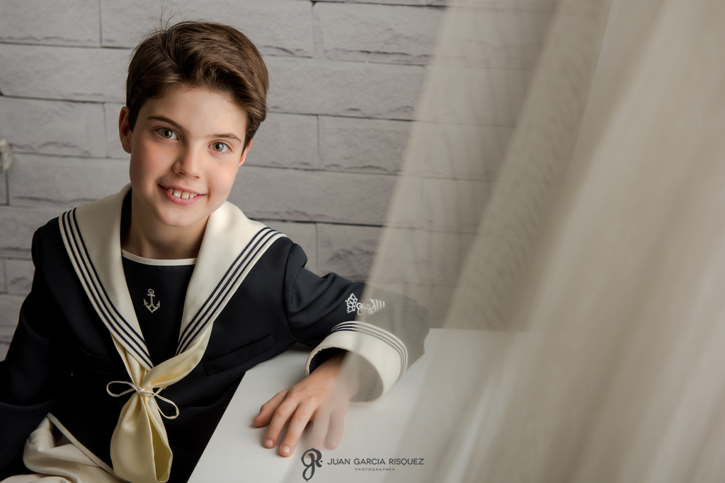 Niño con traje de marinero en sus fotos de primera comunión